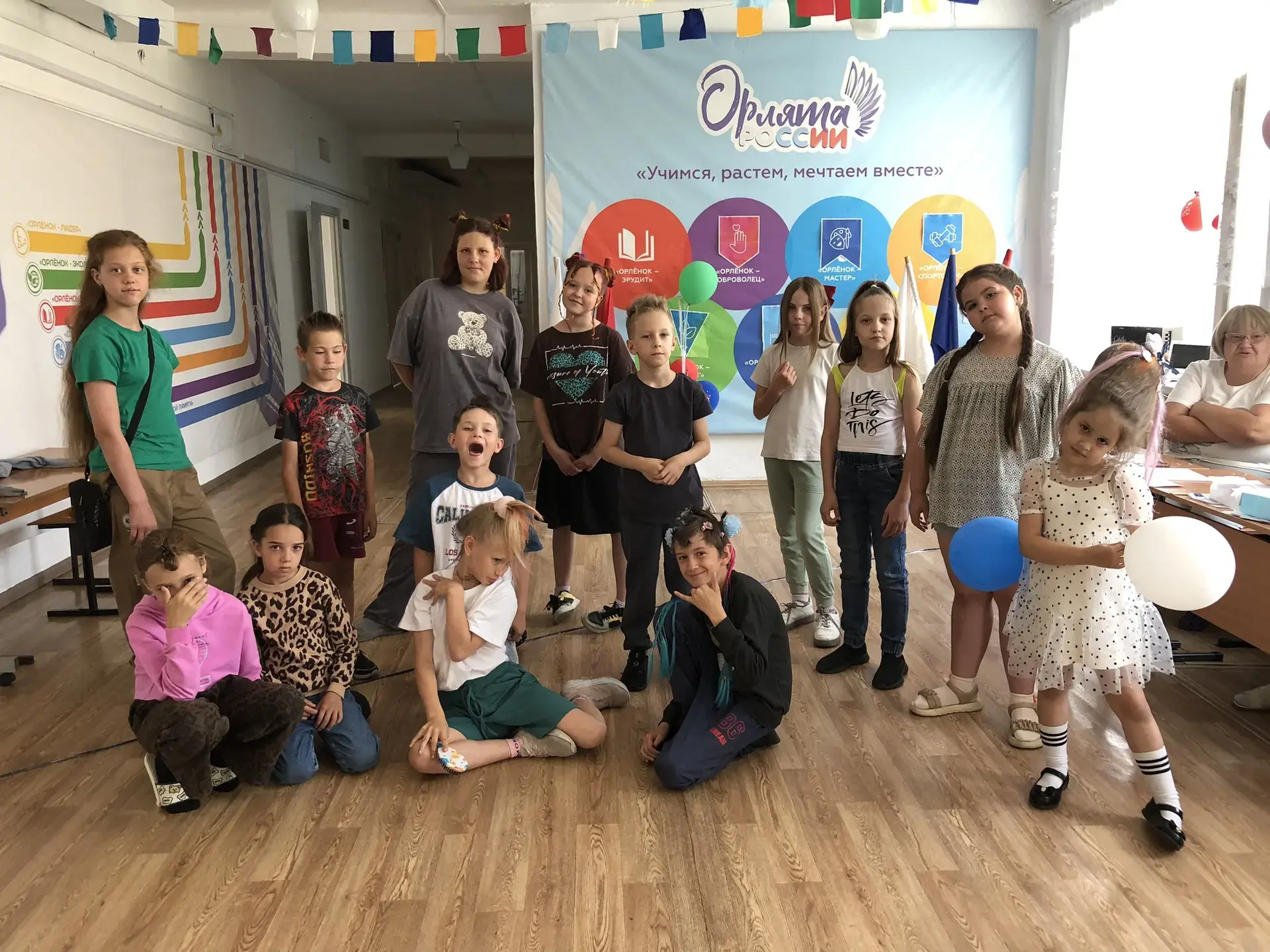 😋 Вторник, в нашем лагере день выдался по-настоящему стильным!
Аккордом дня стал яркий и весёлый ко