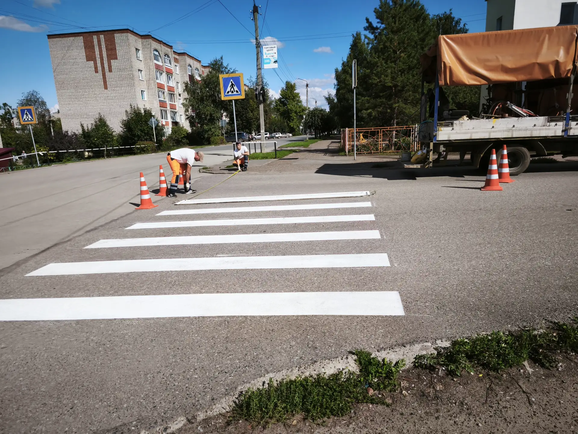 В Вятских Полянах полным ходом идут работы по разметке улиц города. Первым делом "зебры...