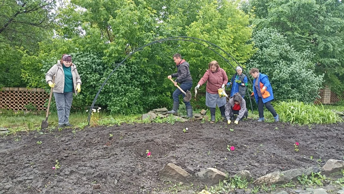 🌼🌧️ Сегодня, несмотря на пасмурную погоду, мы провели замечательное мероприятие — высадили рассаду