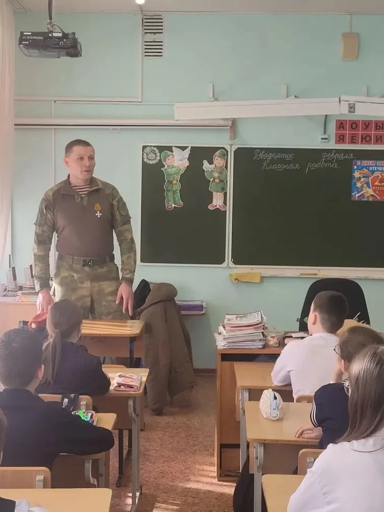 Урок мужества с почётным гостем  Недавно в 4 «Б» классе прошёл урок мужества с почётным гостем — пап