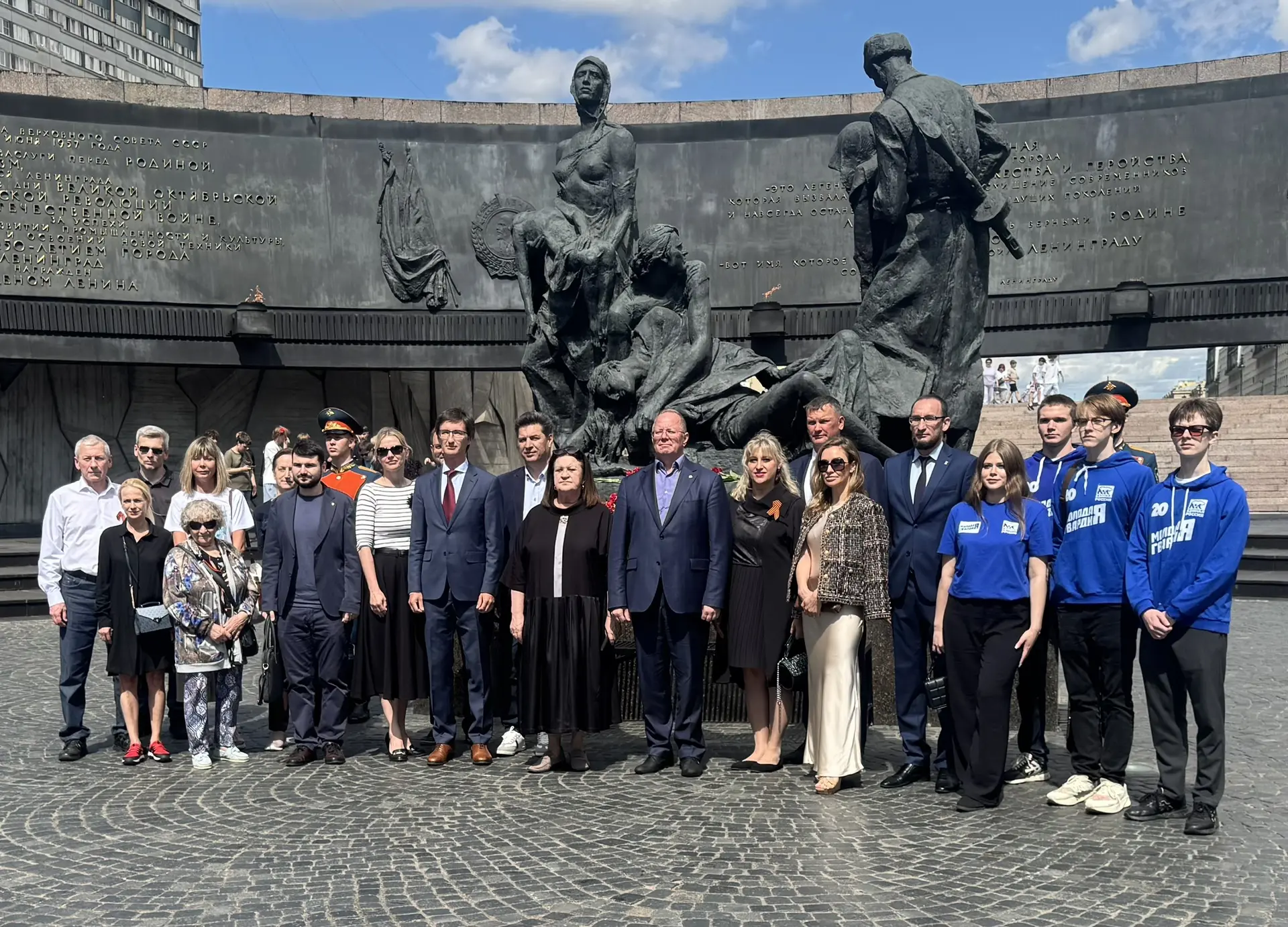 💙 Молодая Гвардия почтила память защитников Отечества в День памяти и скорби

Молодогвардейцы Моско