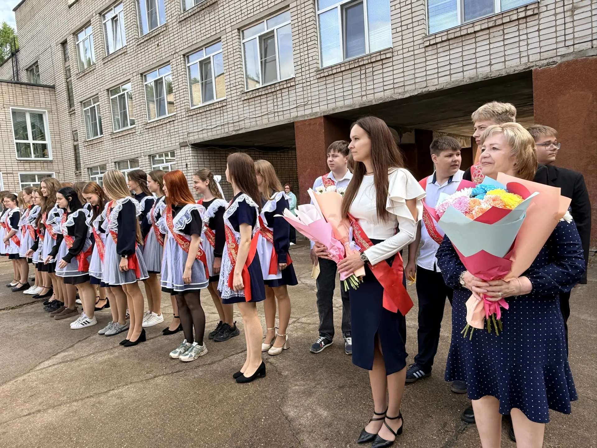 Сегодня для девятиклассников торжественно прозвенел 🎈 последний звонок — момент, наполненный и радос