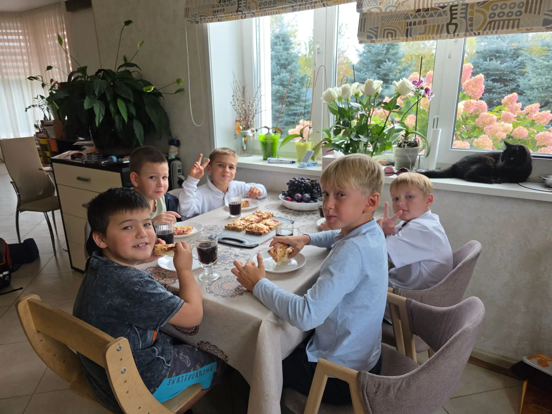 Приехала домой, а тут "Дискотекаааа у Дэцла дома" 😂🤣. Ваня одноклассников привел))) к...
