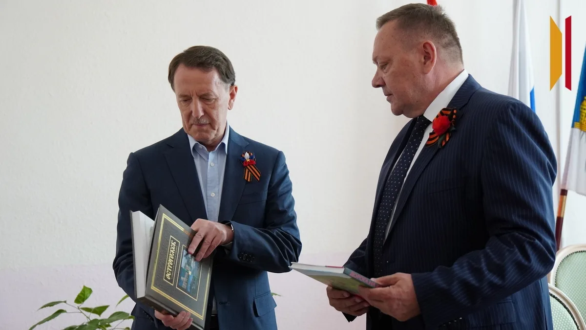 Заместитель председателя Госдумы РФ Алексей Гордеев посетил Острогожский район. Он почтил память пог