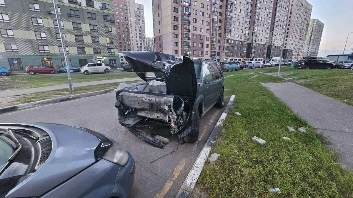 🚗 Во дворе на Липчанского, 10 бросили разбитый автомобиль