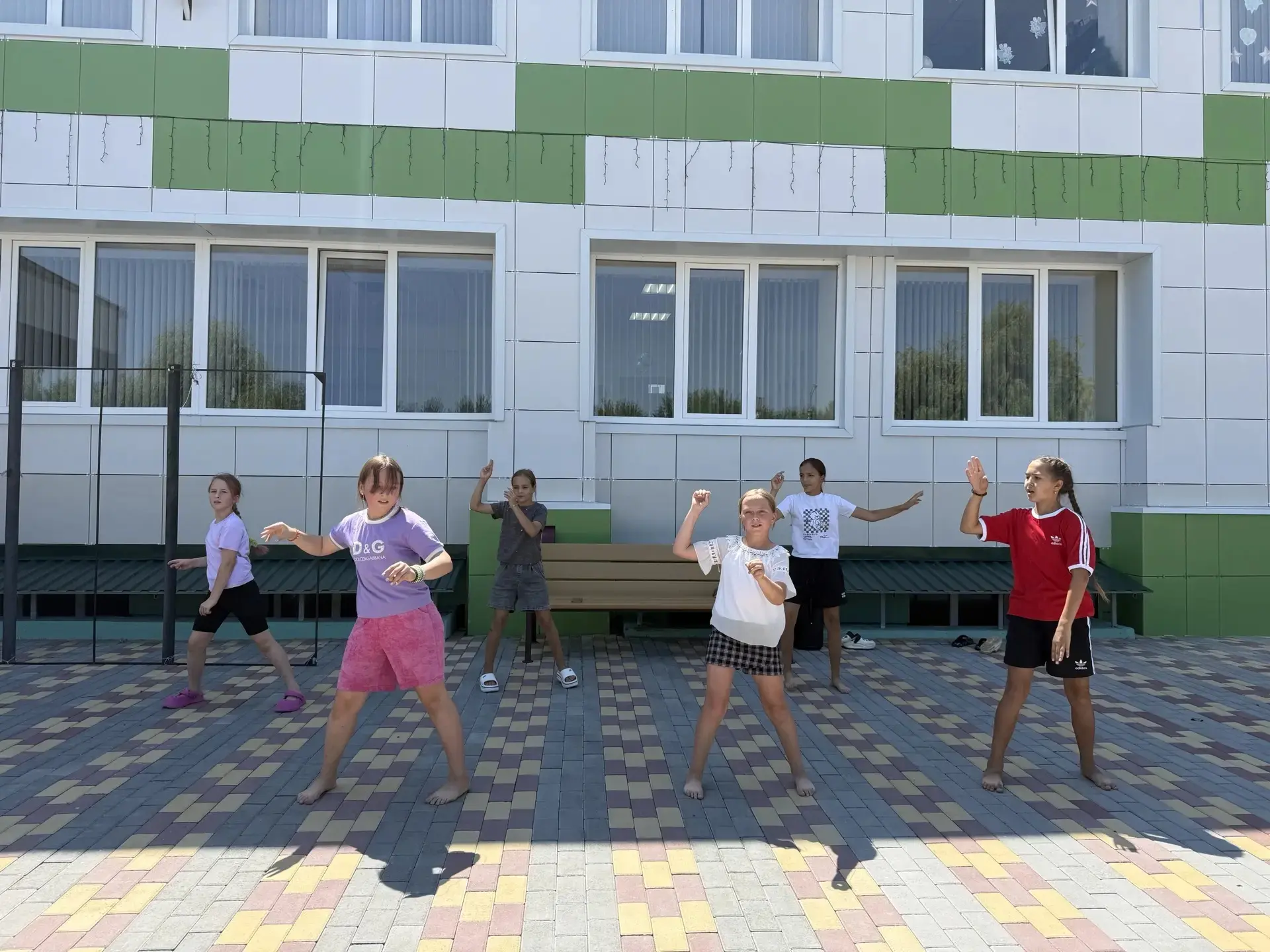 В лагере «Улыбка» всё пошло шиворот-навыворот!

Сегодня в нашем пришкольном лагере царила атмосфера 