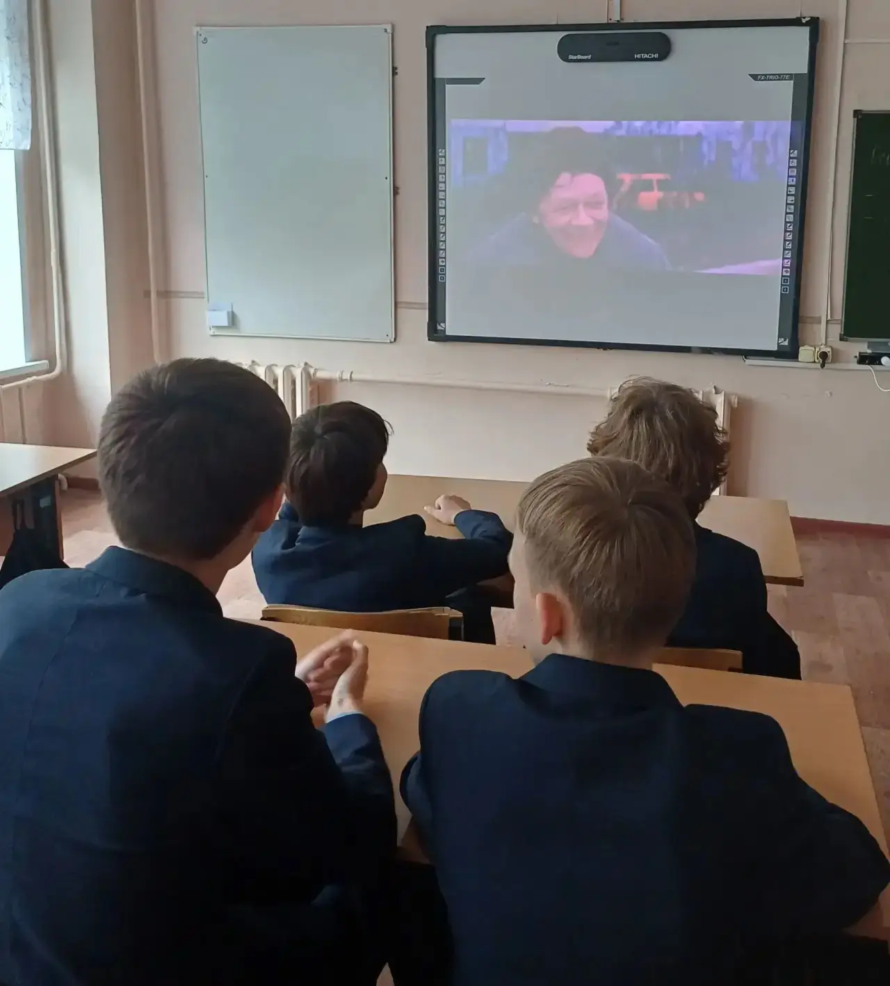 Сегодня, в преддверии Дня пожилых людей, в 7 «В» и 8 «А» классах прошёл трогательный и ...