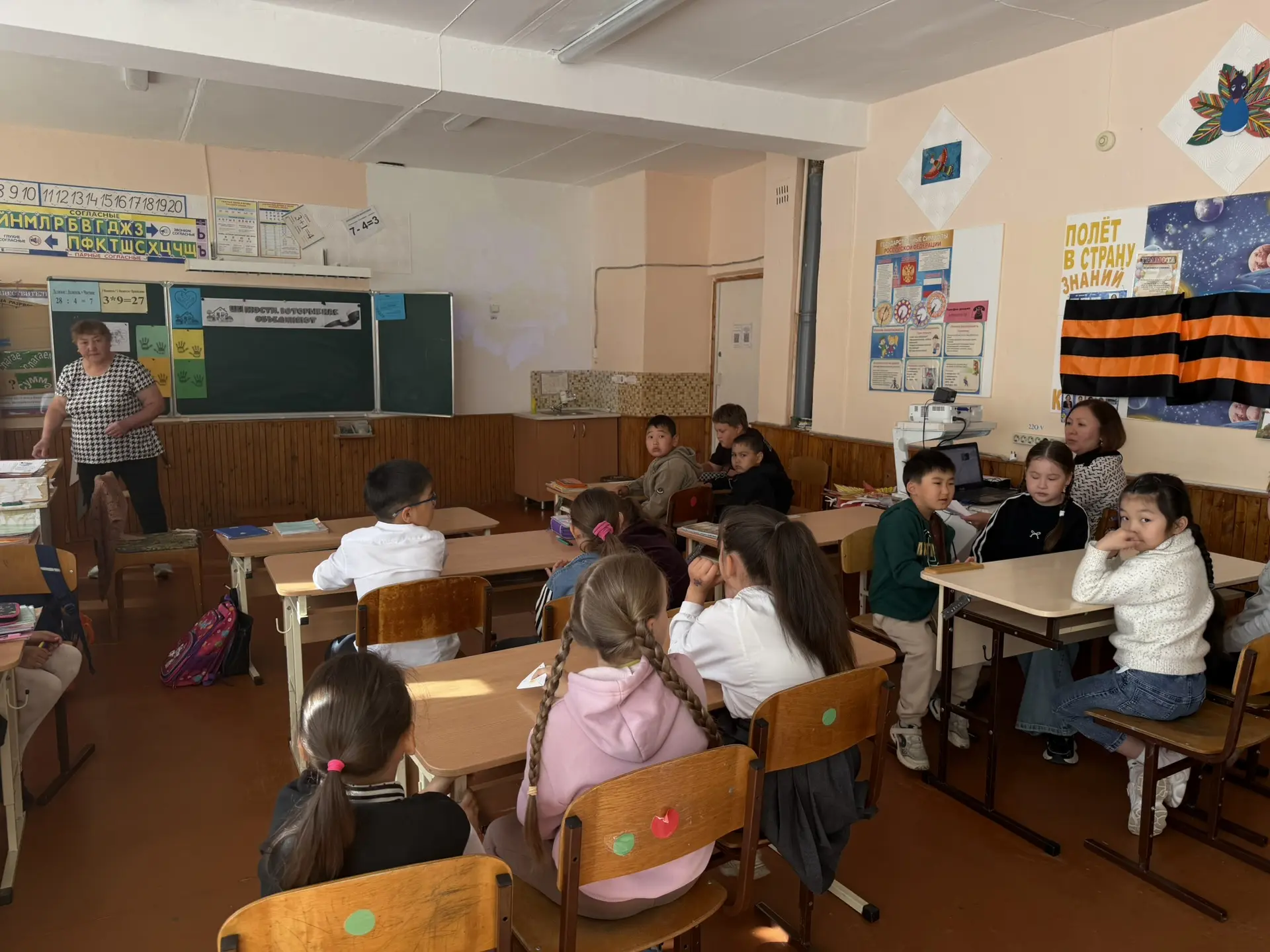 ✨ «Разговоры о важном»: ценности, которые нас объединяют ✨
🕗Сегодня утром в школе прошли очередные 
