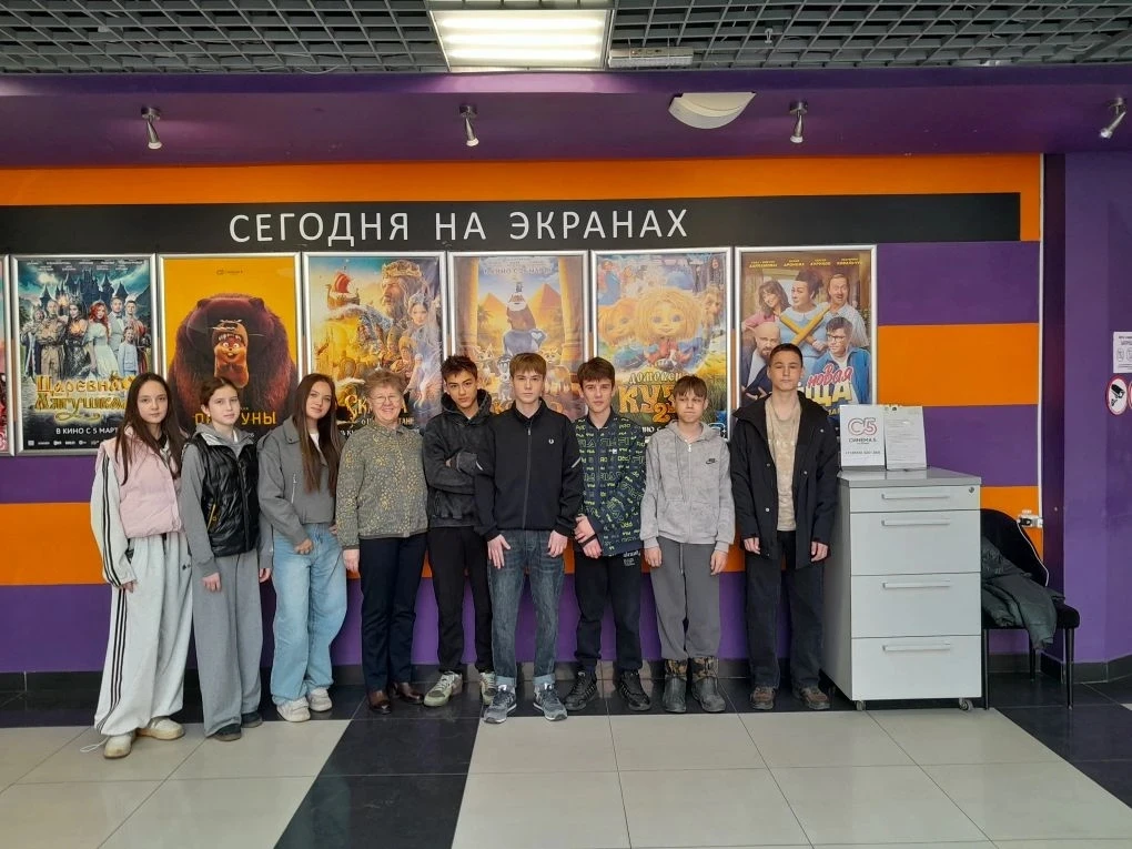 🐾 7А в кино: «Доктор Гаф» тронул сердца ребят 🎬🐶  Во время  весенних каникул ученики 7А класса вмест