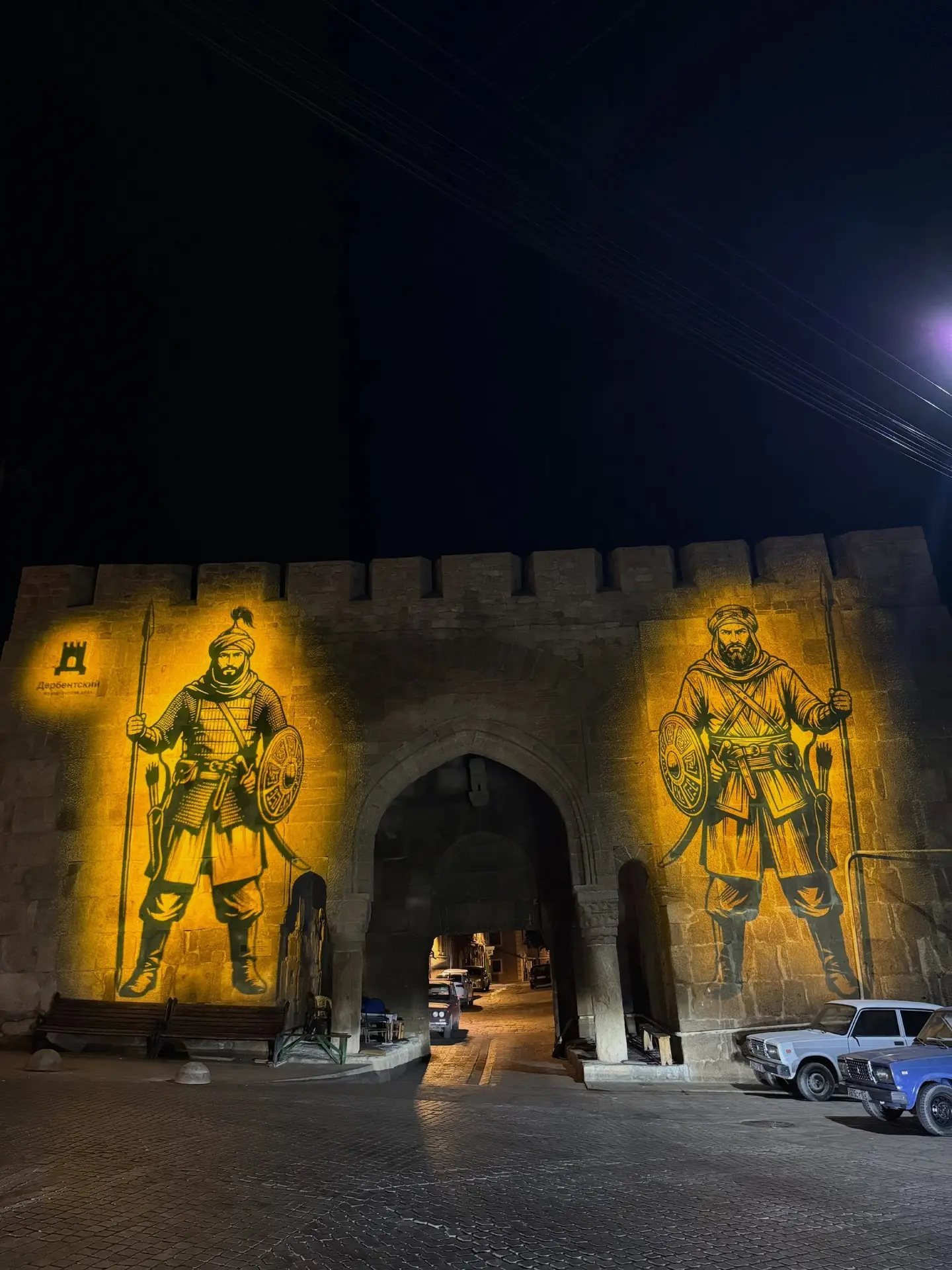 🏰 В Дербенте запустили новый мультимедийный проект: с наступлением темноты на древних ...