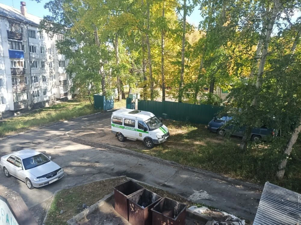 "Такая парковка - это нормально? Улица Братское шоссе, д. 7. Рядом с детским садом. Суд...