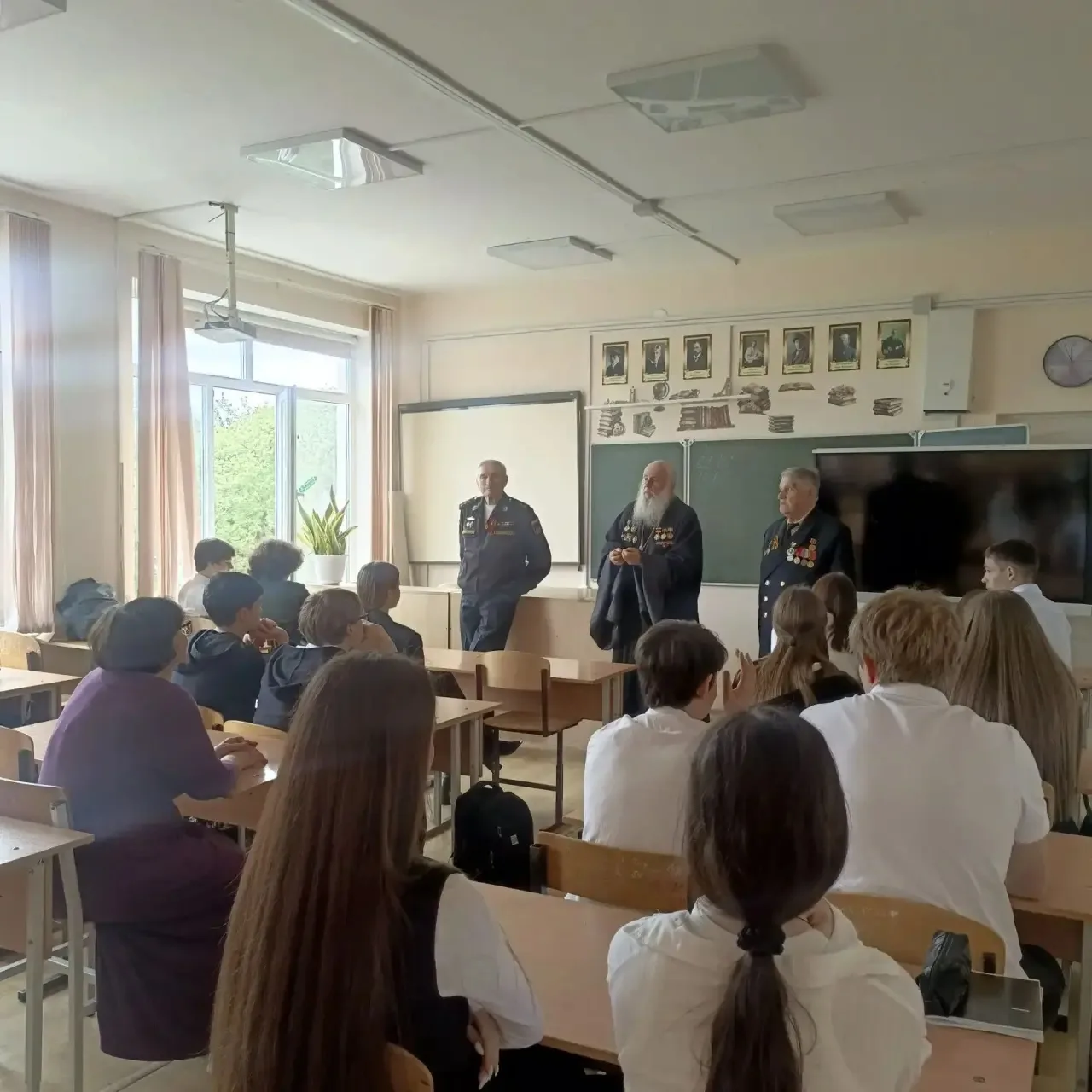 Сегодня в 8 "И" классе прошел Урок мужества, посвященный Дню памяти великого русского полководца Але