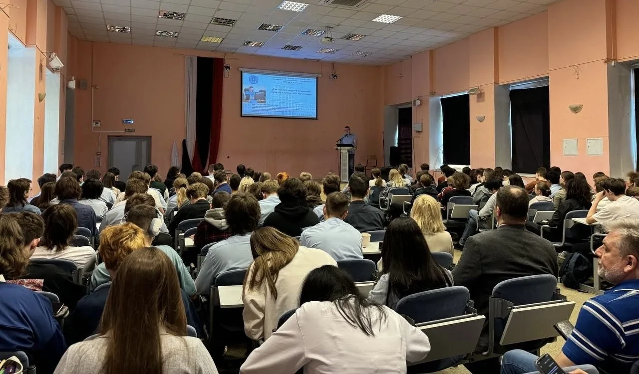 ✨ Для студентов первого курса прошла лекция «Как не стать жертвой рекламы и пропаганды ...