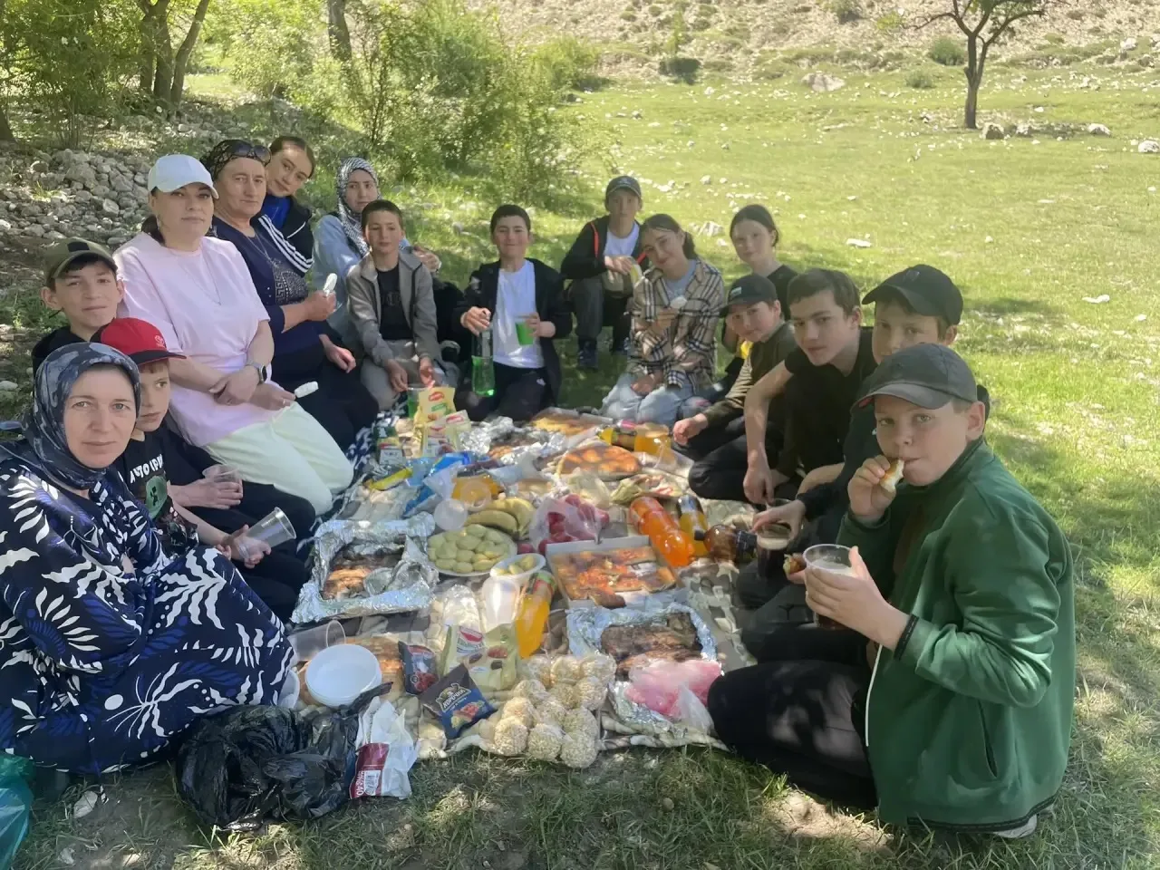 Лето  в разгаре. В теплый и солнечный день  учащиеся 2, 6 классов  вместе с  родителями...