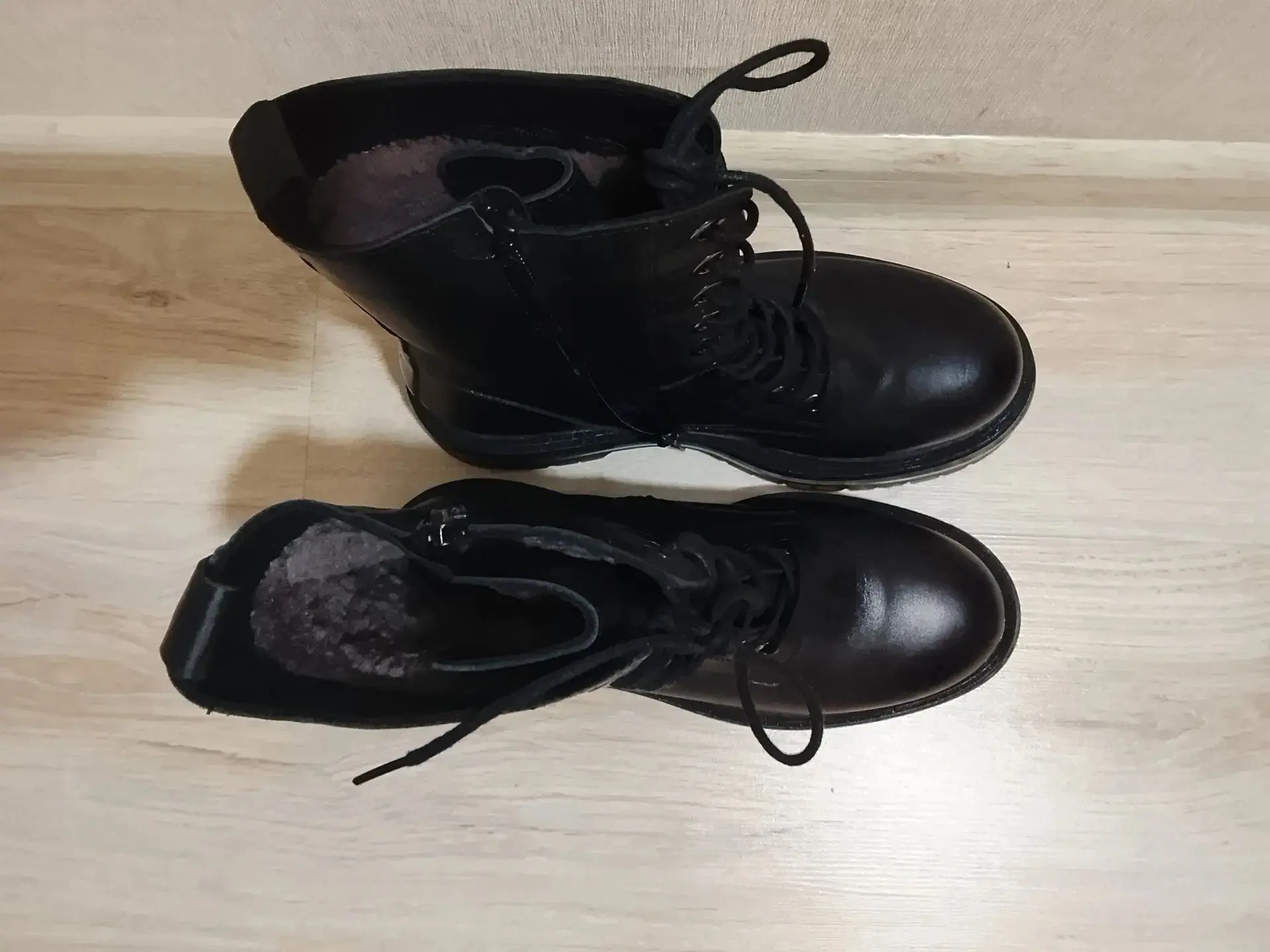 Продам женские ботиночки, новые. Р-р 38. Цена 2500руб. Обр писать в личку..