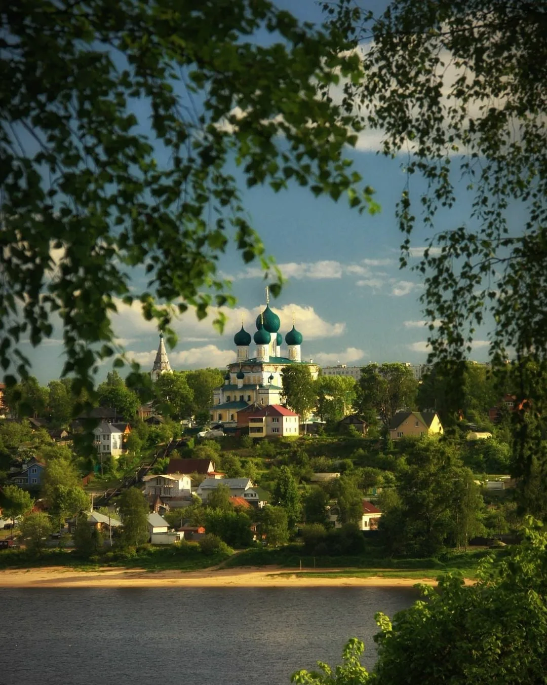 Тутаев, вид на Воскресенский собор с Романовской стороны.