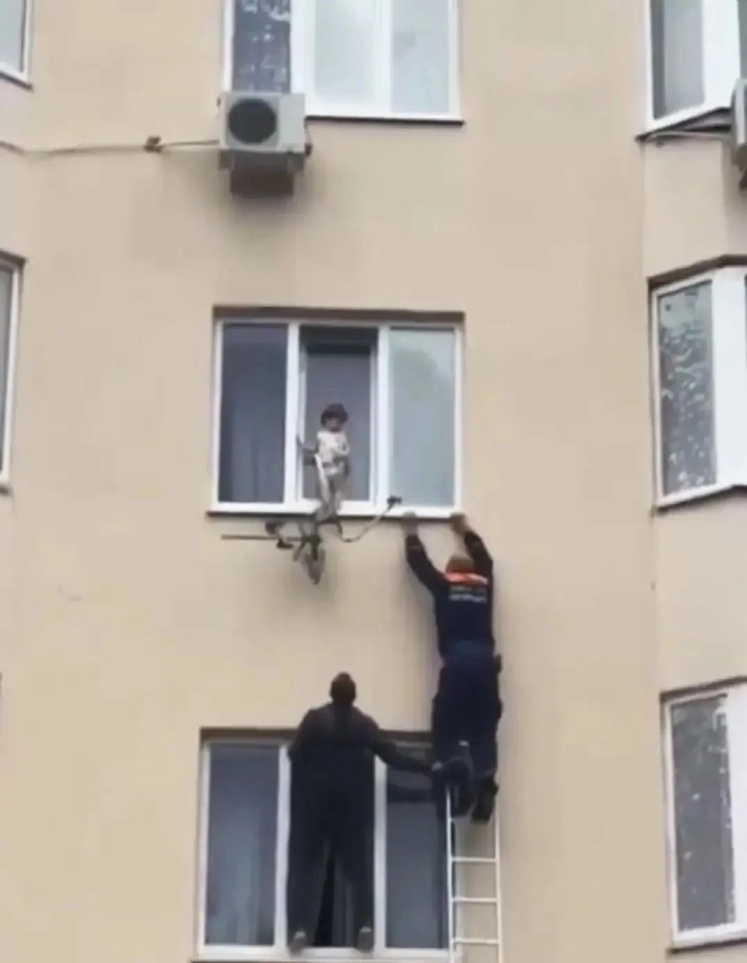 😱В Пятигорске ребенок чуть не сорвался с третьего этажа