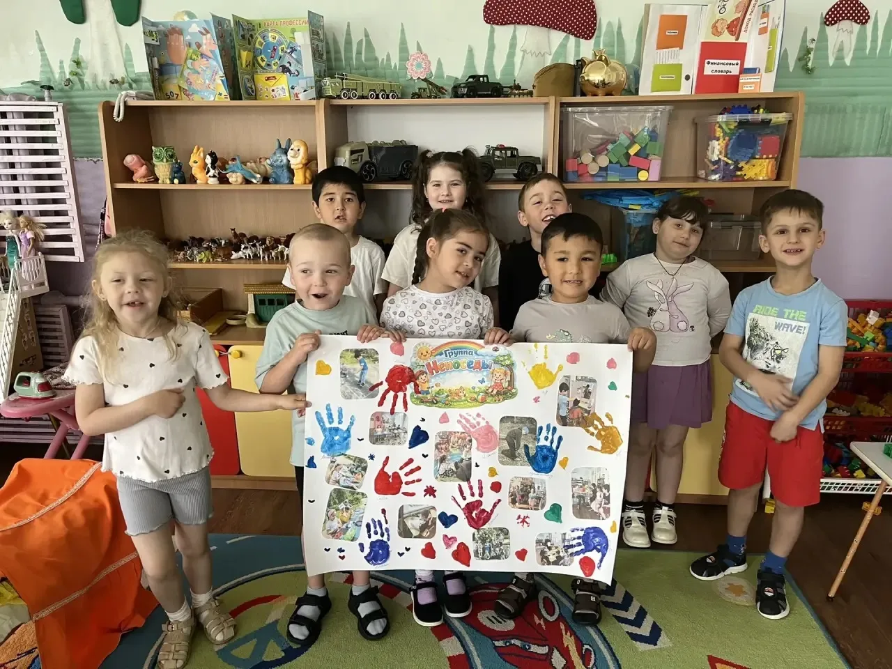 👧👦Ребята из группы «Непоседы» подготовили трогательный прощальный сюрприз — стенгазет...