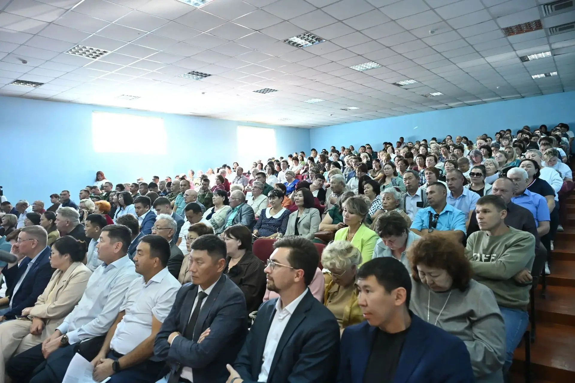 Завершил рабочую поездку в Кяхтинский район встречей с жителями города Кяхта.
