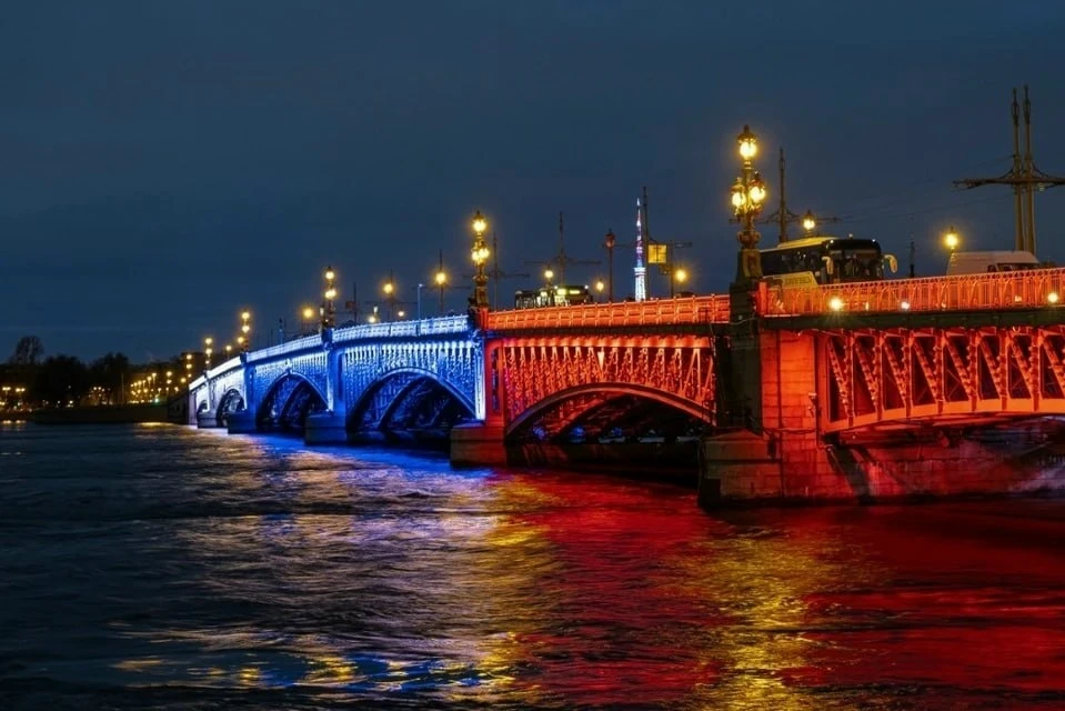 Три моста Петербурга окрасились в цвета триколора в День города.