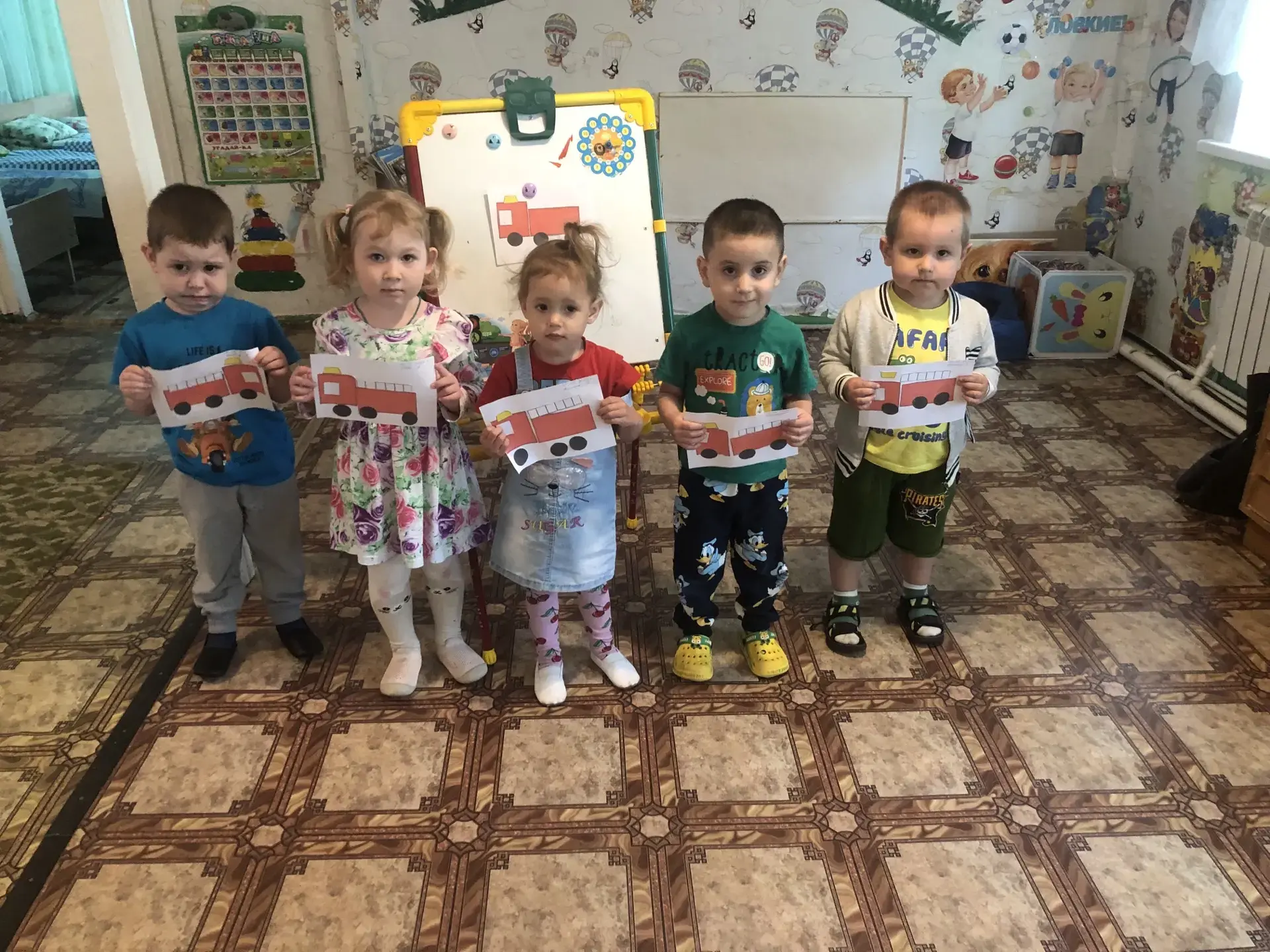 Аппликация в младшей группе «Пожарная машина». 🚗 🧑‍🚒