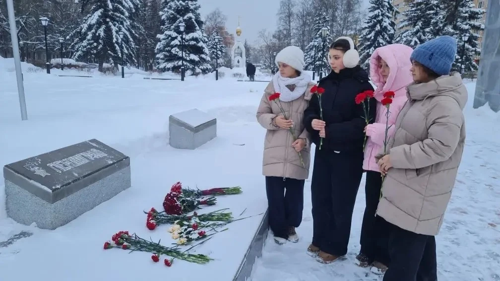 Чтобы помнили. Чтобы ценили.  27 января — активисты нашего отряда ЮИД «Пешеходики» провели для младш