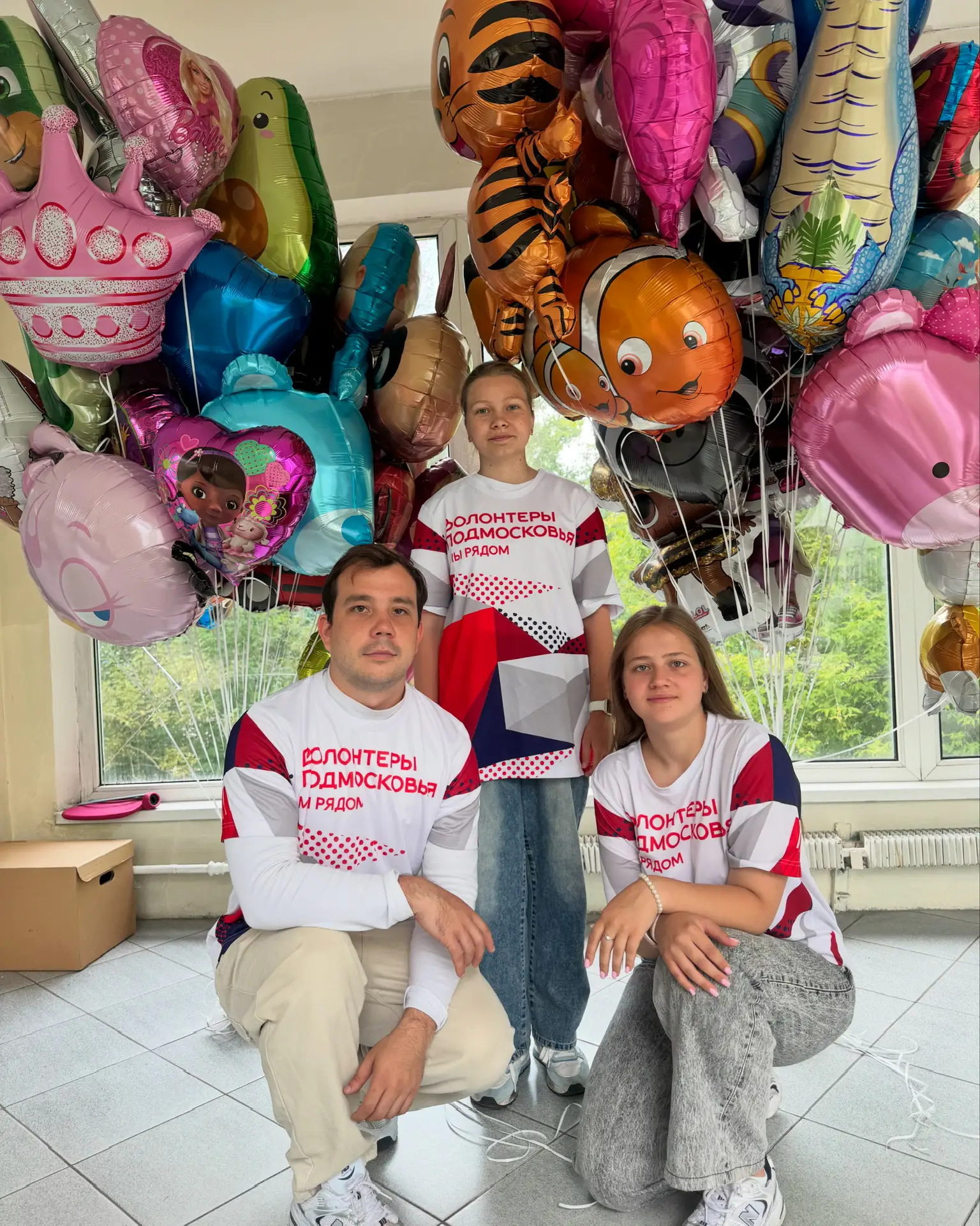 На этом наши ребята не остановились! 🎈💛

Пока в холле больницы царил праздник, волонтёры отправили