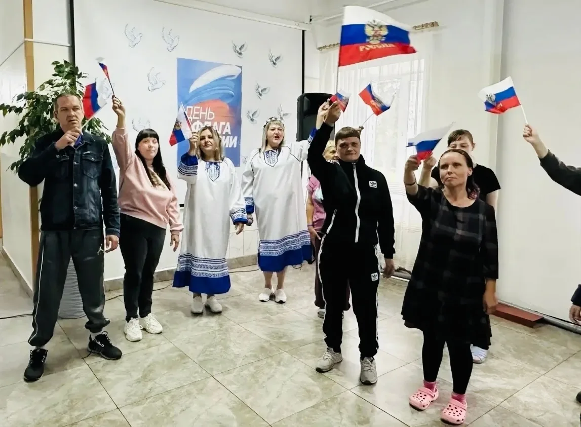Творческий коллектив Районного Дома культуры побывал в Мариинском доме интернате с праз...