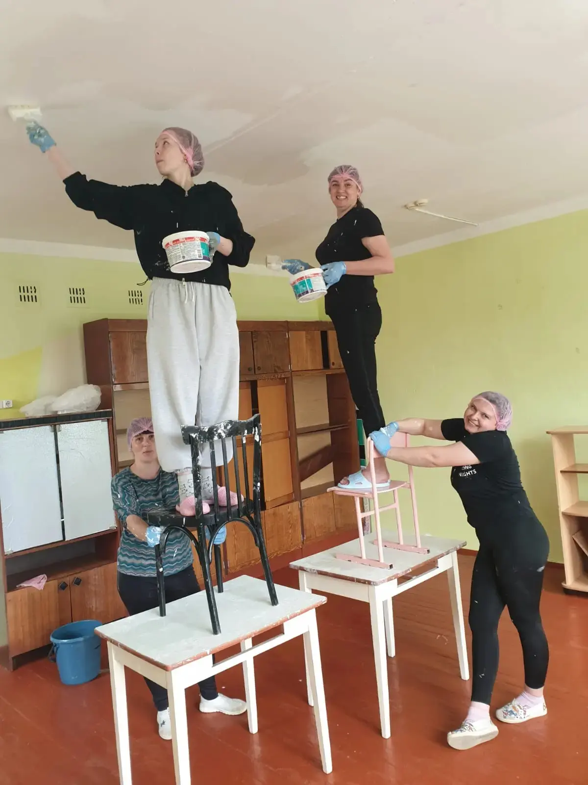 Завершена первая неделя ремонта в нашем детском саду, и уже видны значительные результаты. За это вр