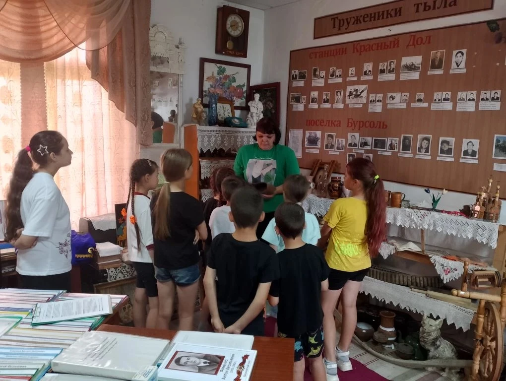 В преддверии Дня России ребята из пришкольного лагеря «Радуга детства» посетили школьный музей имени