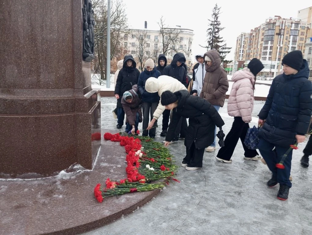 🕯️ В День тамбовских героев учащиеся нашего лицея возложили цветы к памятнику Зое Космодемьянской. З