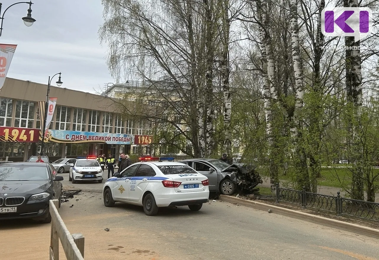 В СЫКТЫВКАРЕ ИНОМАРКА ВПЕЧАТАЛАСЬ В ОГРАЖДЕНИЕ У ФИЛАРМОНИИ  В Сыктывкаре утром, 13 мая, около Респу