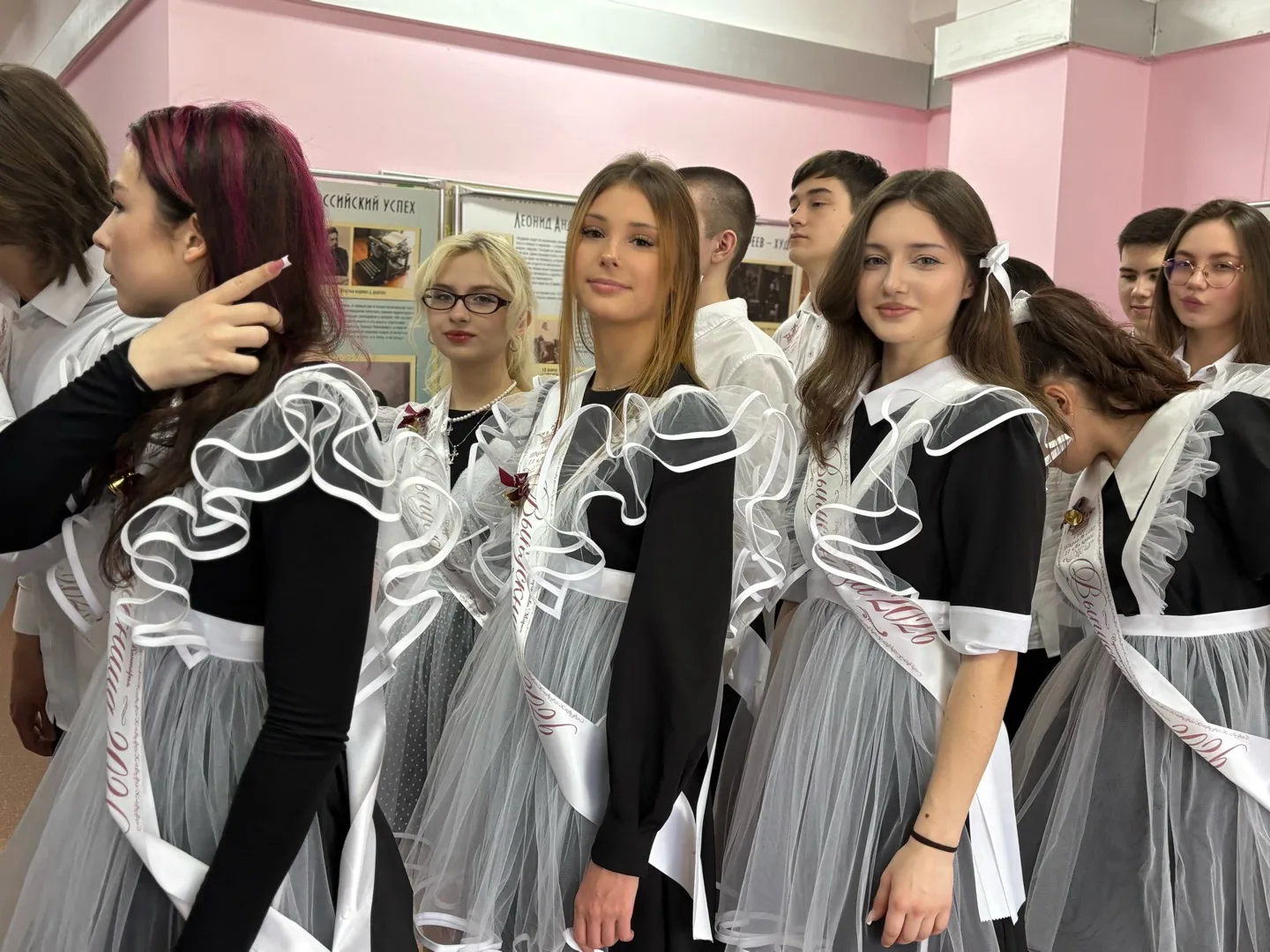 Тёплые моменты большой школьной семьи❣️  🎊Вчера в корпусе «Бунин» для 11 «А» класса прошёл «Живой ко