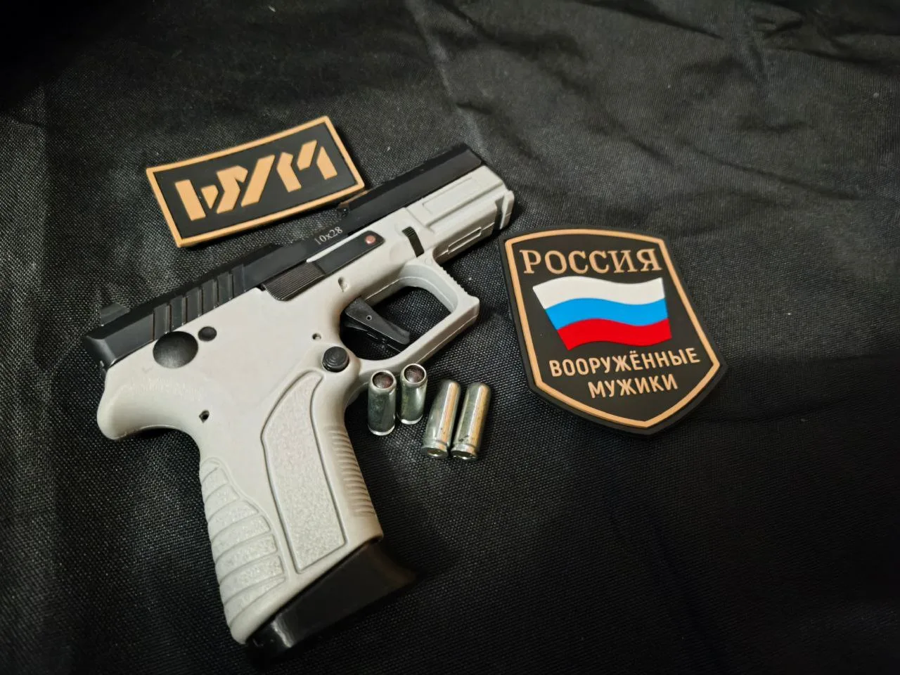 Шумные мужики и дамы делятся своими способами носить "Шумный мерч"!