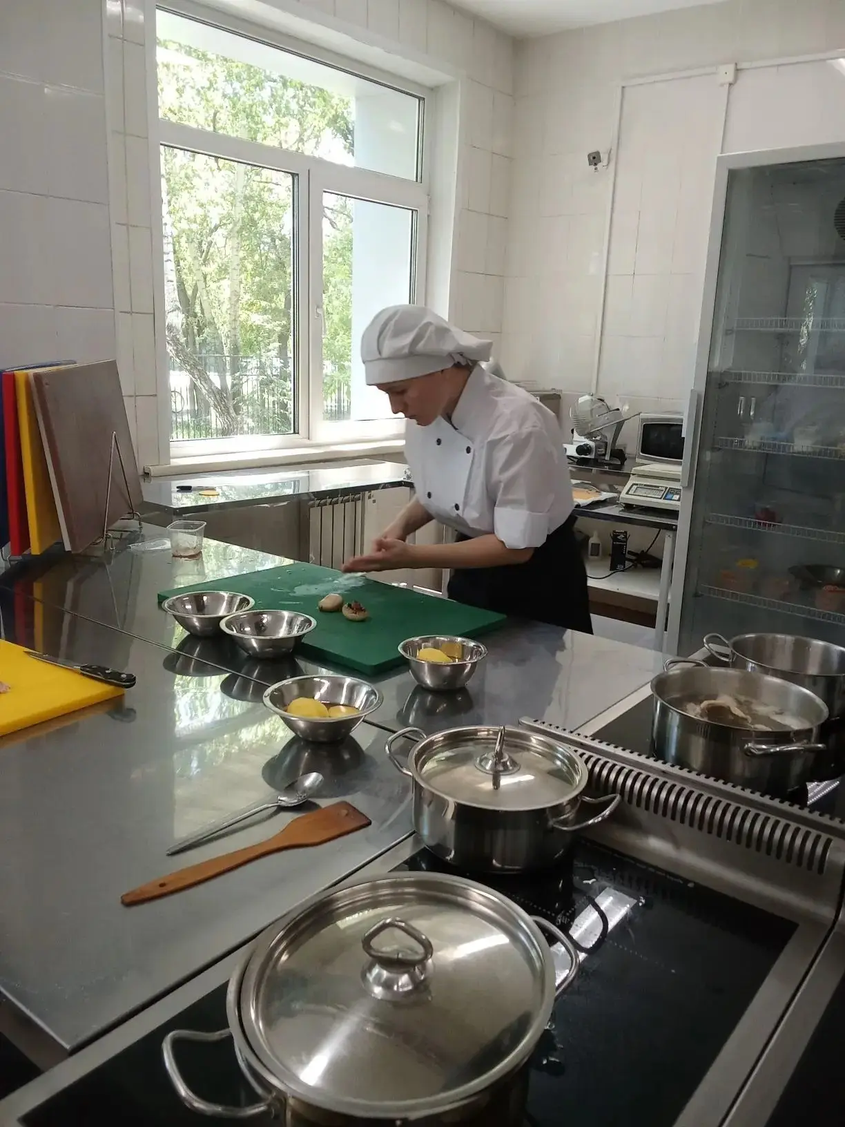 💥 В Бийском промышленно-технологическом колледже студенты‑повара сдают демонстрационны...