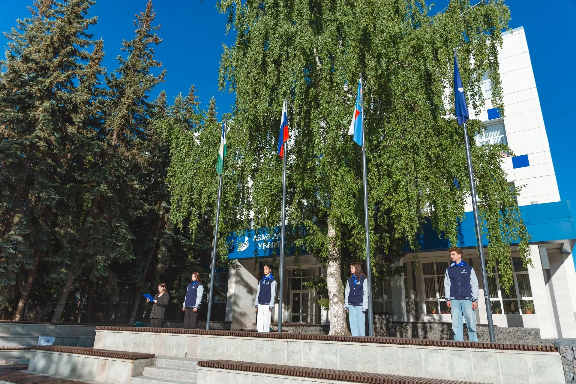 🇷🇺 Студенты Института педагогики подняли флаги на площади перед БГПУ им. М. Акмуллы  18 мая в Акмулл