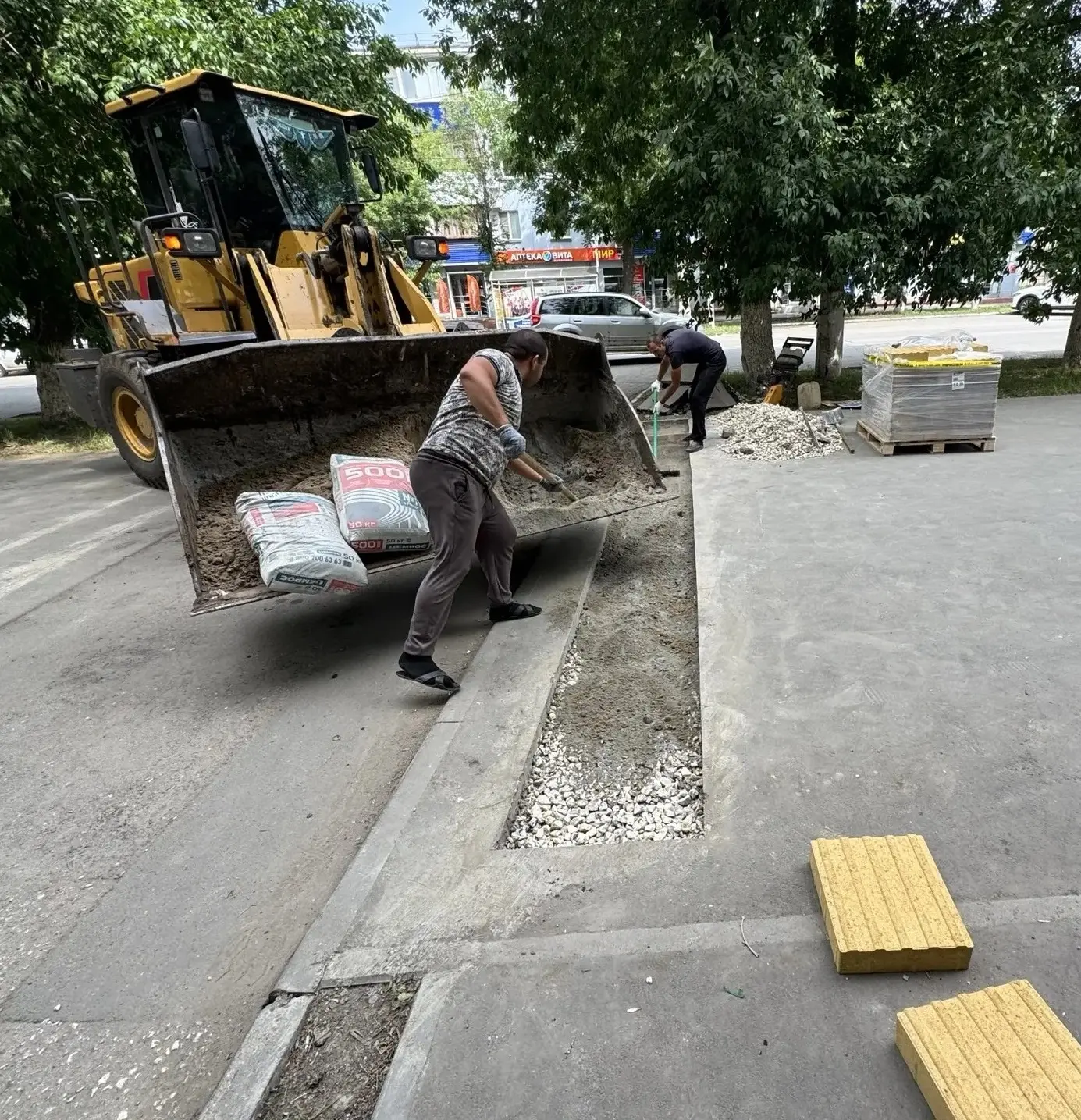 На улице Миронова в Новокуйбышевске кладут плитку для слабовидящих