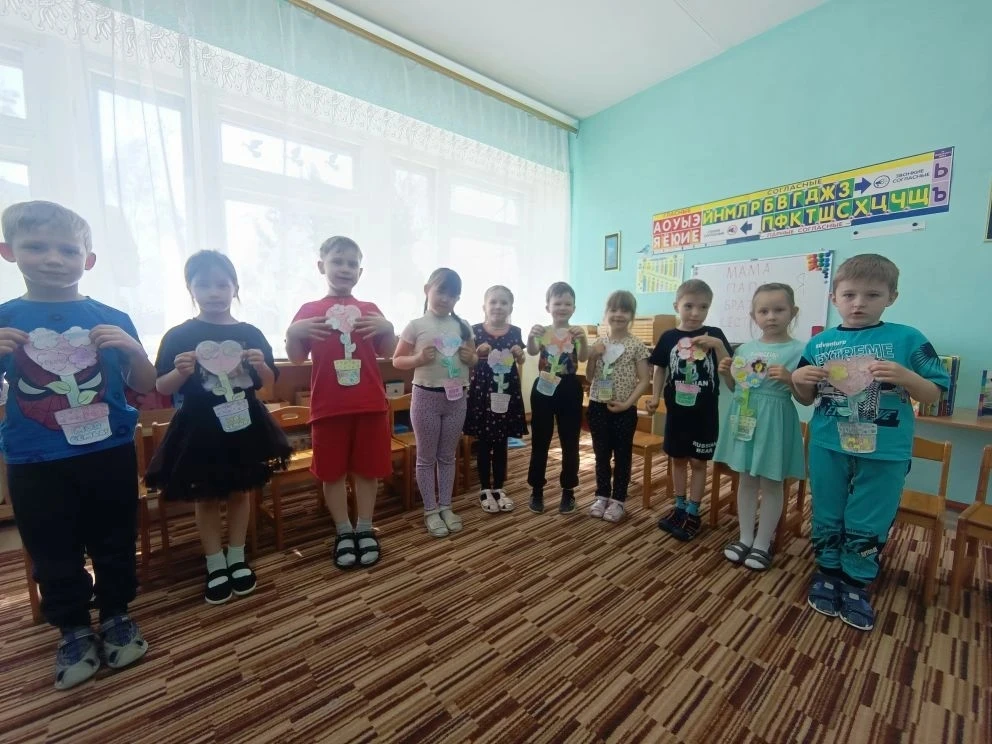 Кто загадки отгадает,
Тот своих родных узнает:
Кто-то маму, кто-то папу,
Кто сестренку или брата,
А 