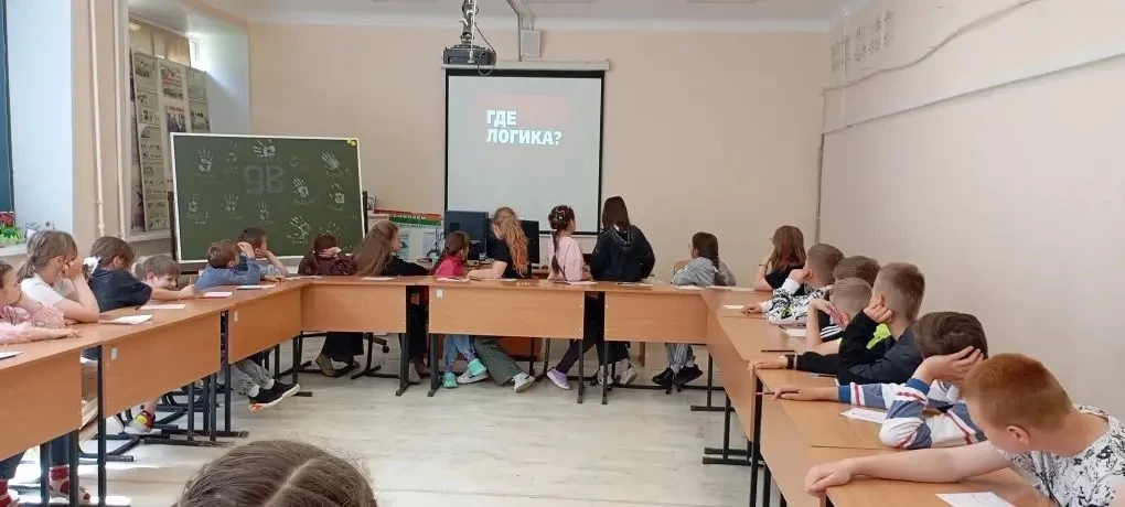 В школьном лагере МБОУ СОШ №15 начали работать кружки. Первое занятие кружка "Фантазёры".