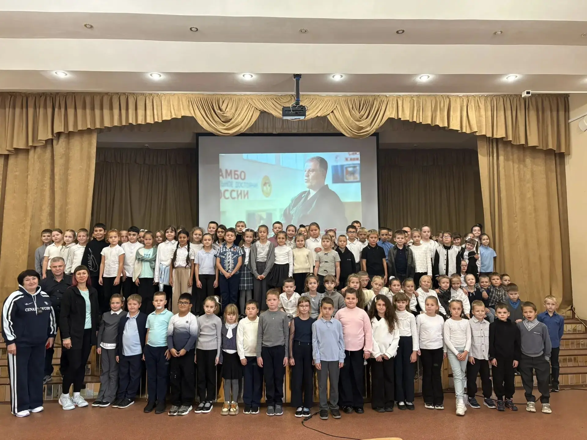 Сегодня, 1 октября 2026 года, в актовом зале школы было по-настоящему шумно, весело и о...
