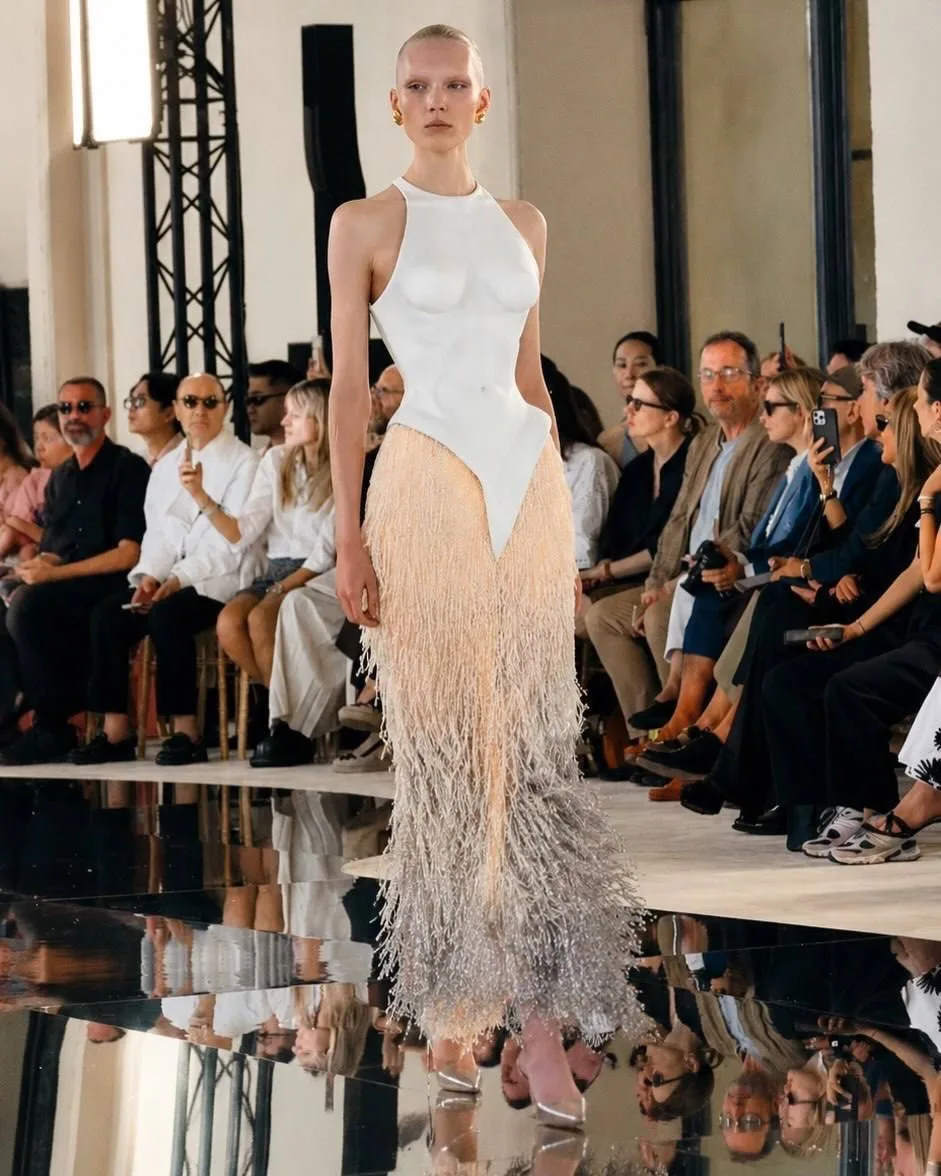 Как красиво. Эмма Корин — райская птичка, которая прилетела на кутюрное шоу Schiaparelli.