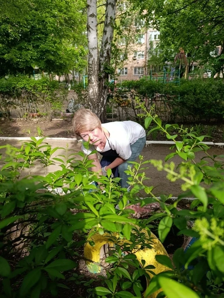 В ГБДОУ ЛНР «Краснолучский ясли-сад №55 «Родничок» прошёл субботник с участием самых ак...