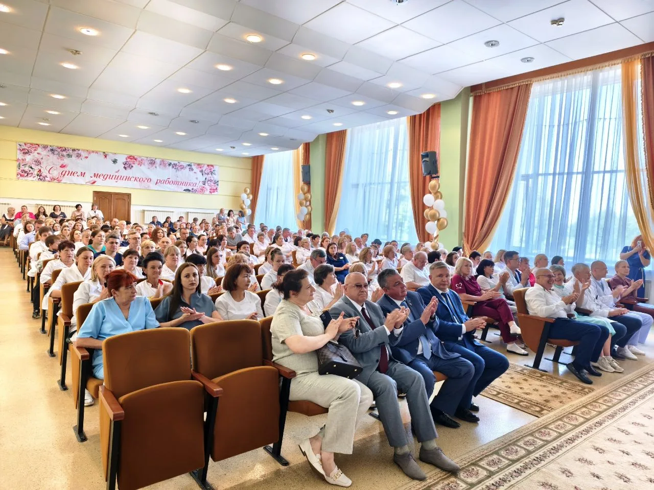 🎉В преддверии праздника в онкодиспансере состоялось награждение сотрудников  медучреждения. 

Накан
