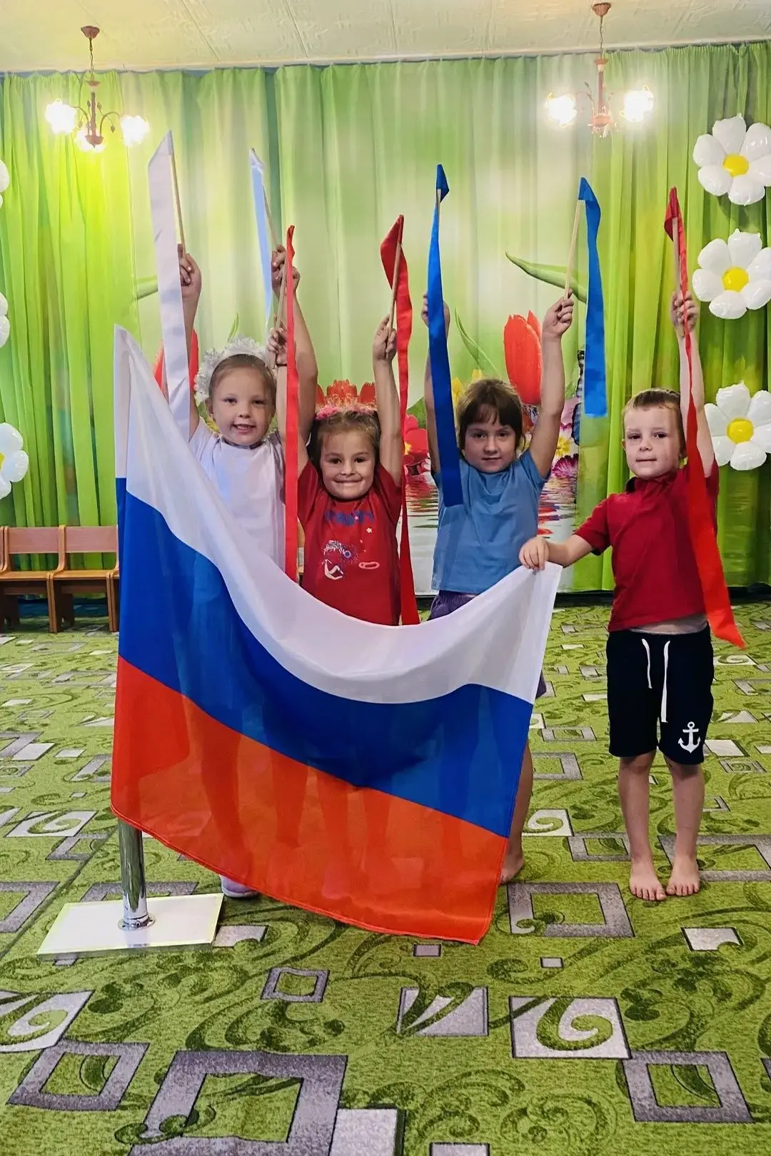 🇷🇺«Живой флаг»: в детском саду отметили День Государственного флага России🇷🇺