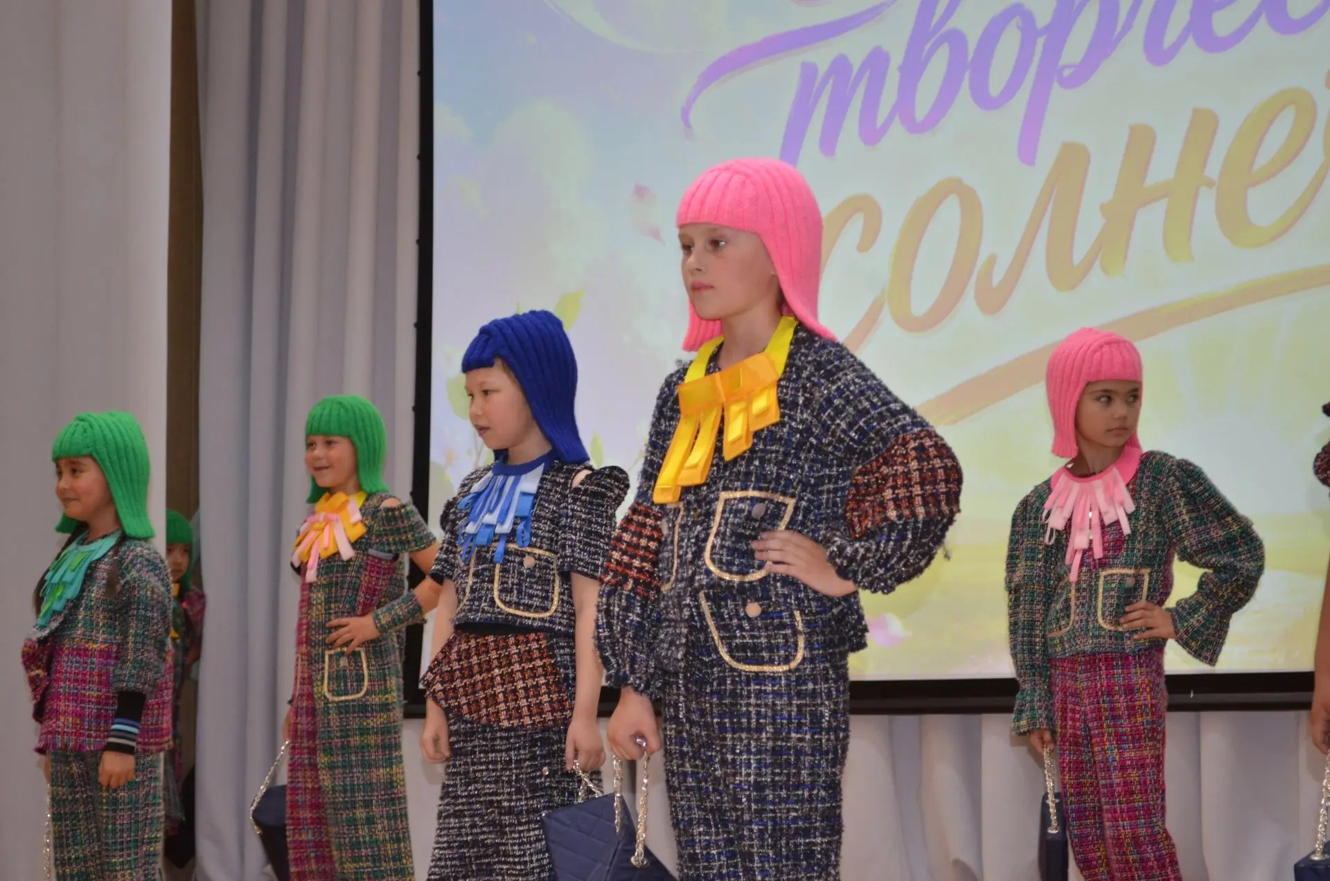 ✨Дом творчества: ярко, солнечно, талантливо!✨

Яркие выступления, море эмоций и атмосфера настоящего