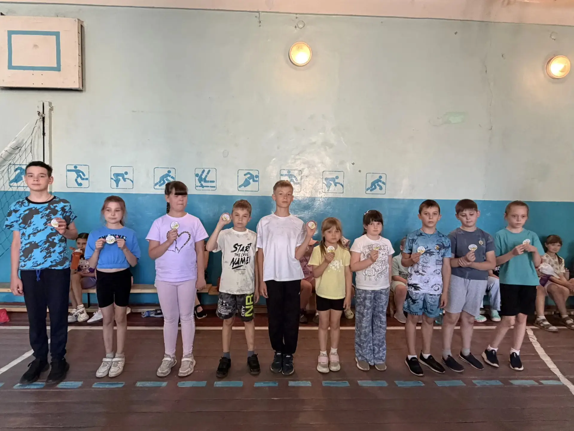 Спортивный задор и море позитива: наши пришкольные площадки зажгли на соревнованиях!

Сегодняшний де