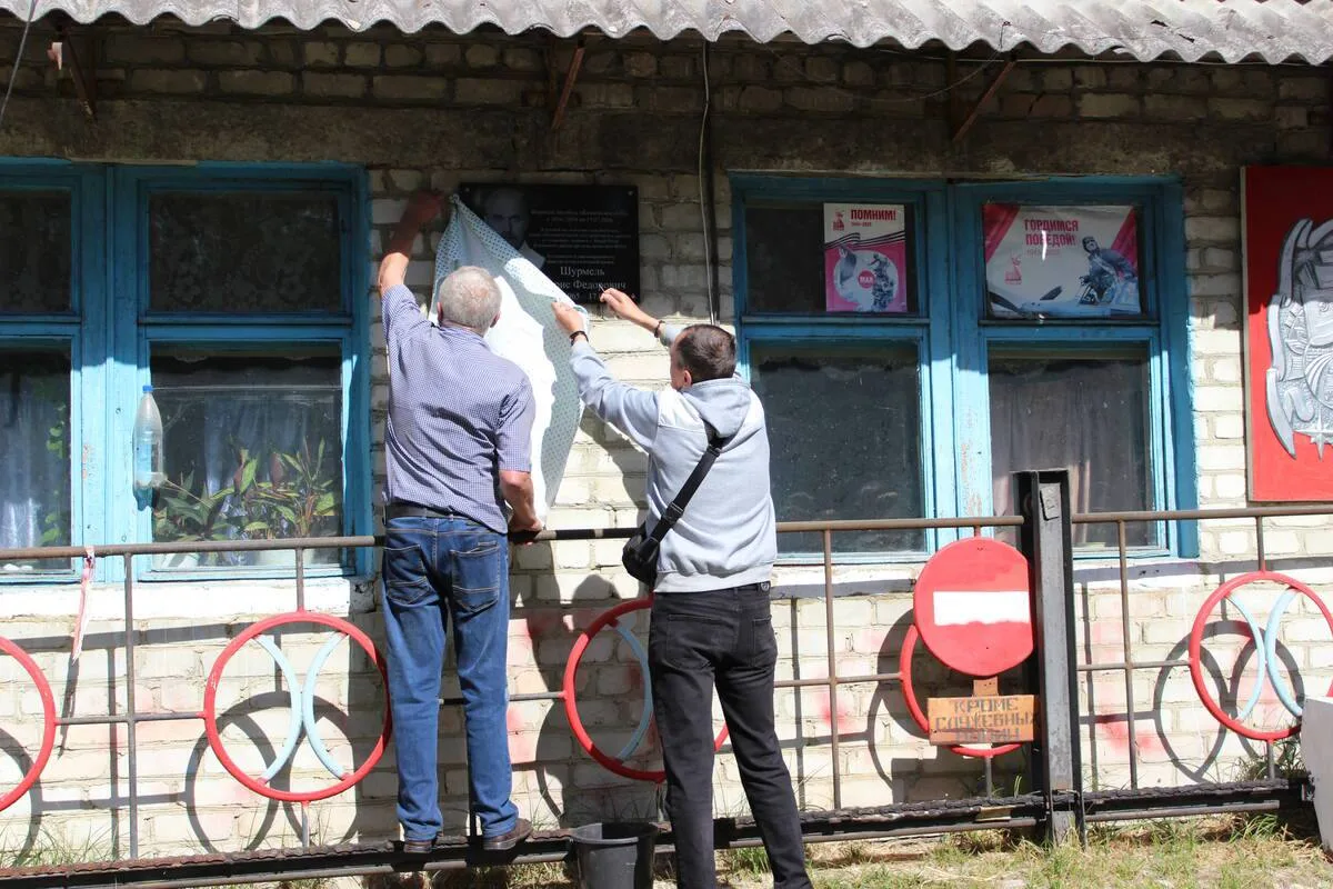 В Климово открыли мемориальную доску водителю автобуса