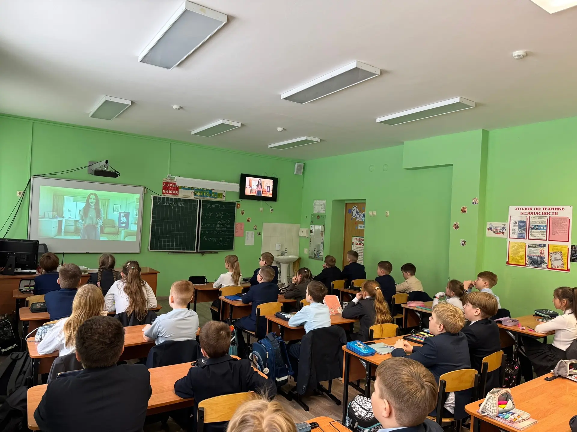 🛡️«Цифровой щит»: третьеклассники учатся быть в безопасности в интернете!  📚На очередном занятии из 