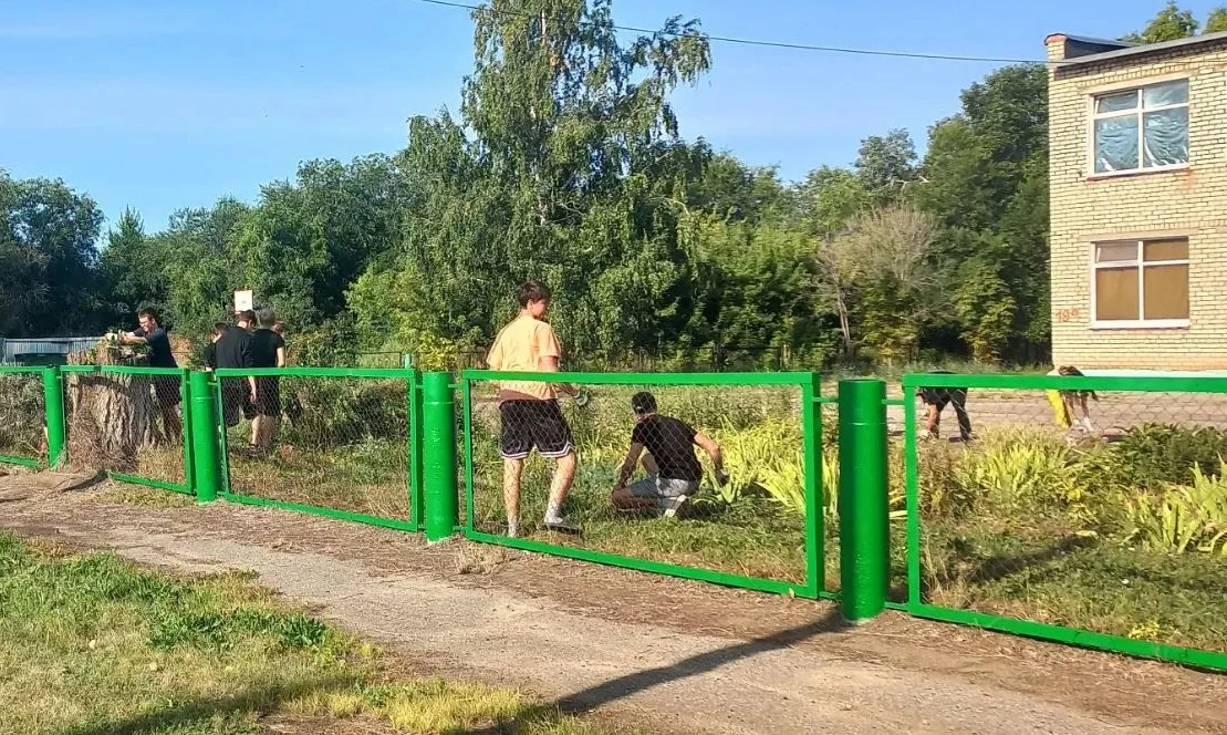 🌞 Наши ученики и ребята из трудовой бригады продолжают преображать школьный двор. Рабо...