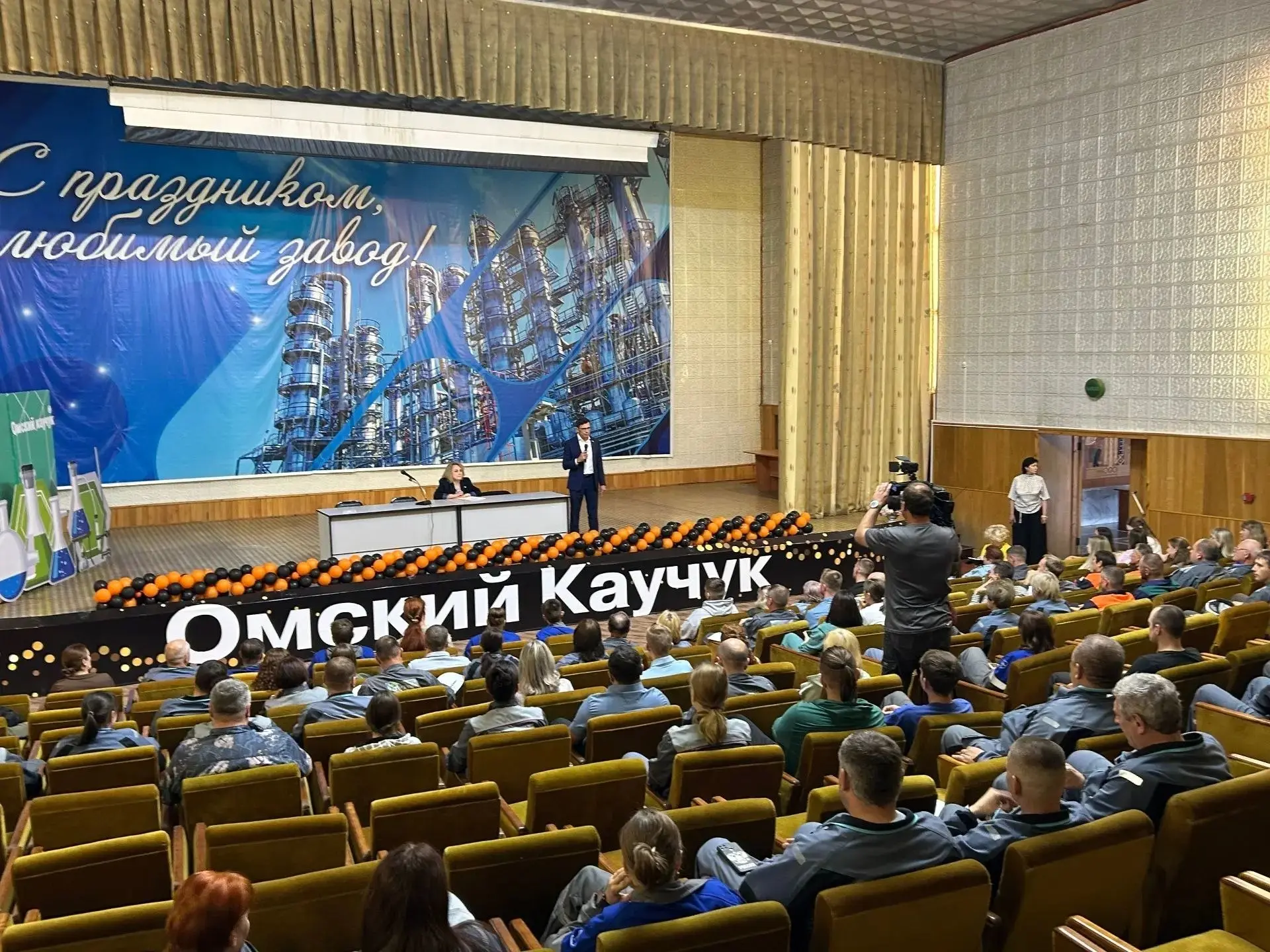 На площадке АО «Омский каучук» депутат Госдумы (Единая Россия) Игорь Антропенко встрети...